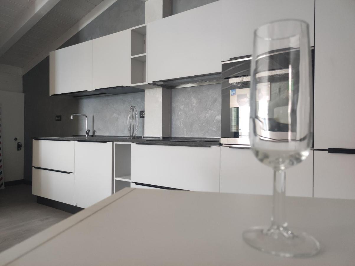 Luminoso Appartamento Vista Lago Solto Collina Εξωτερικό φωτογραφία
