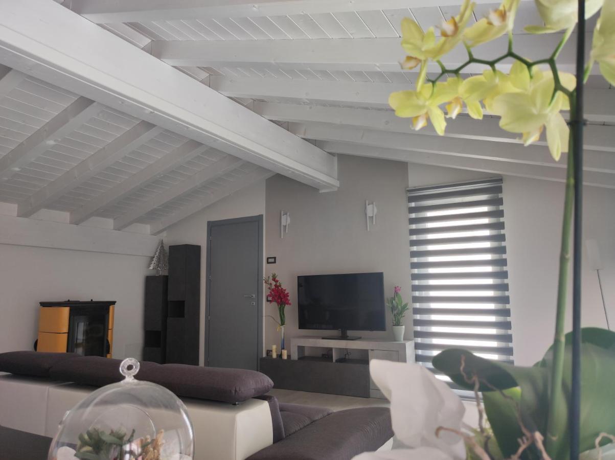 Luminoso Appartamento Vista Lago Solto Collina Εξωτερικό φωτογραφία