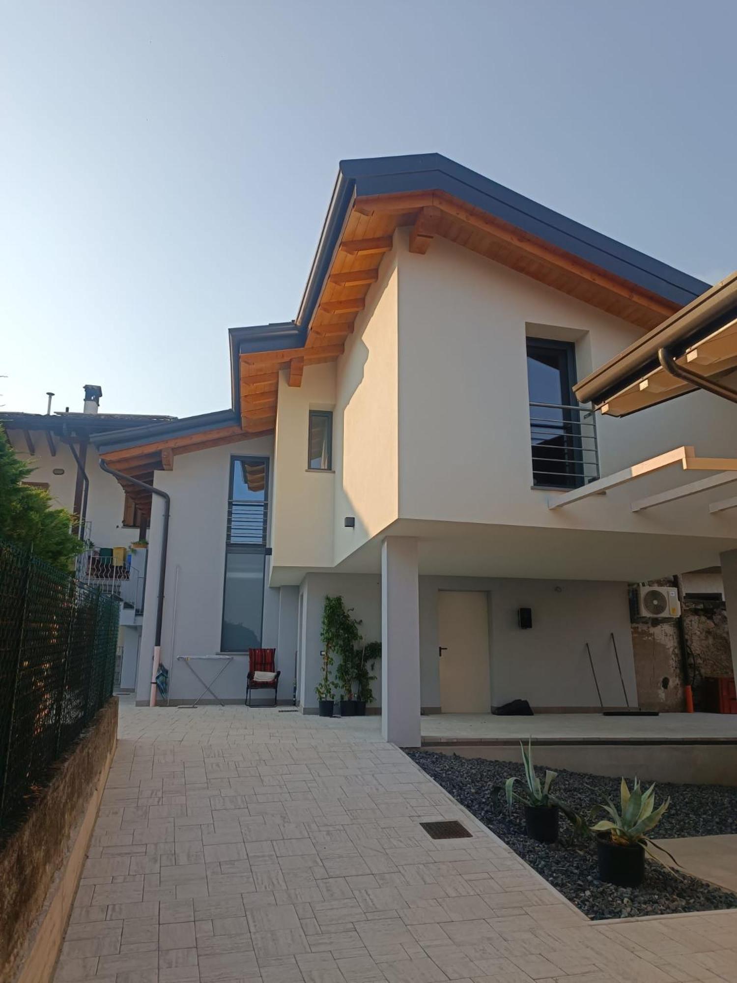 Luminoso Appartamento Vista Lago Solto Collina Εξωτερικό φωτογραφία