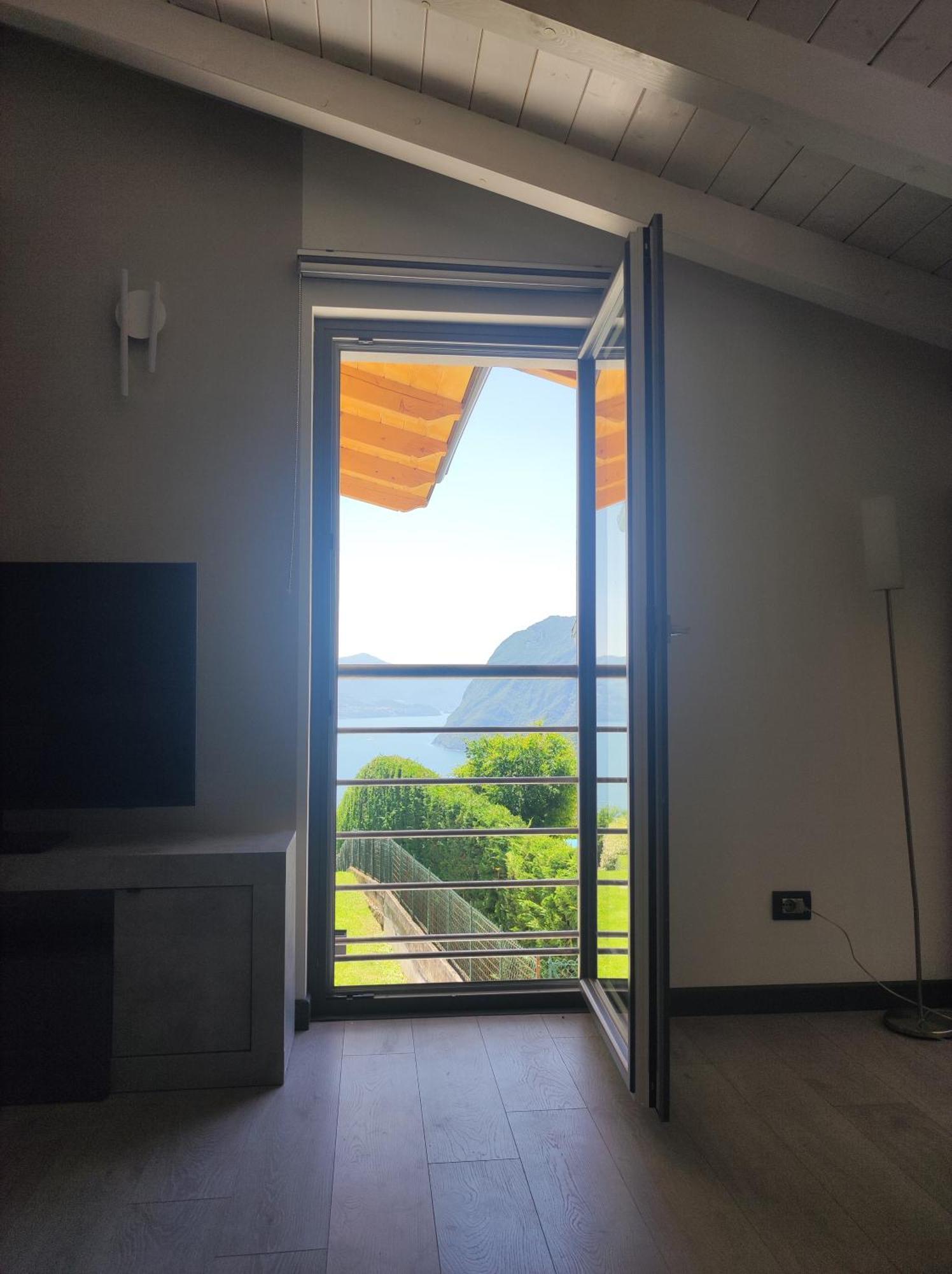 Luminoso Appartamento Vista Lago Solto Collina Εξωτερικό φωτογραφία